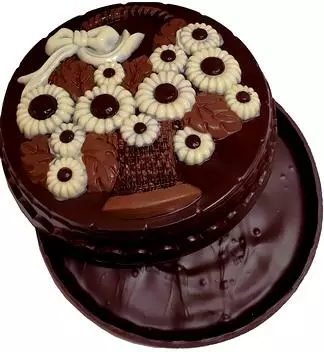 Čokoládový dort plněný pralinkami